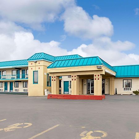 Econo Lodge Utica Bagian luar foto