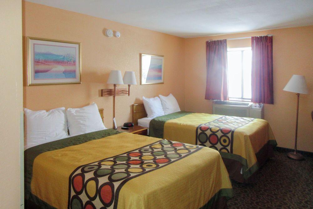 Econo Lodge Utica Bagian luar foto