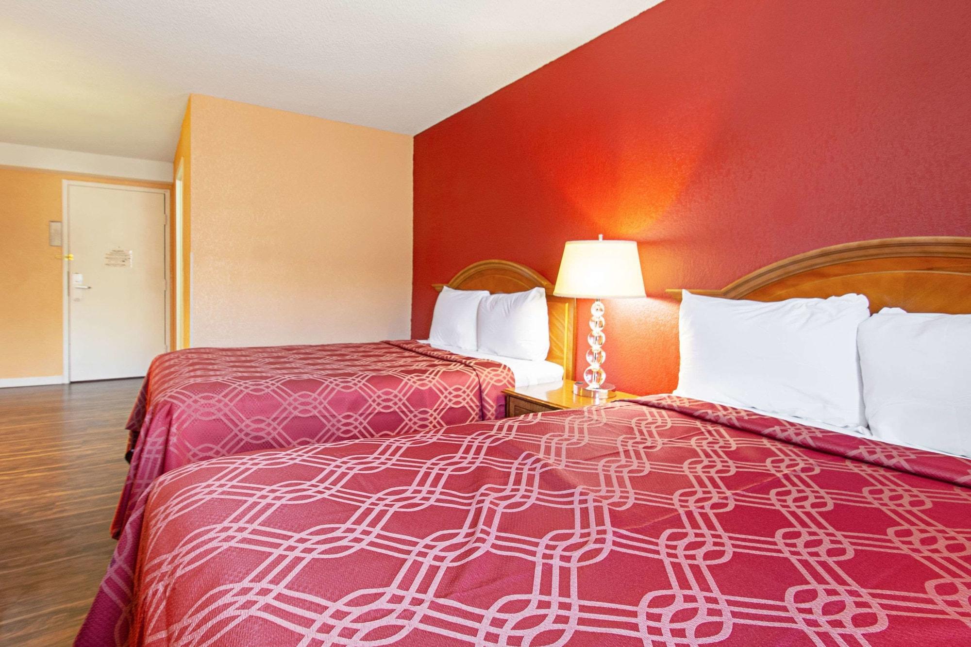 Econo Lodge Utica Bagian luar foto