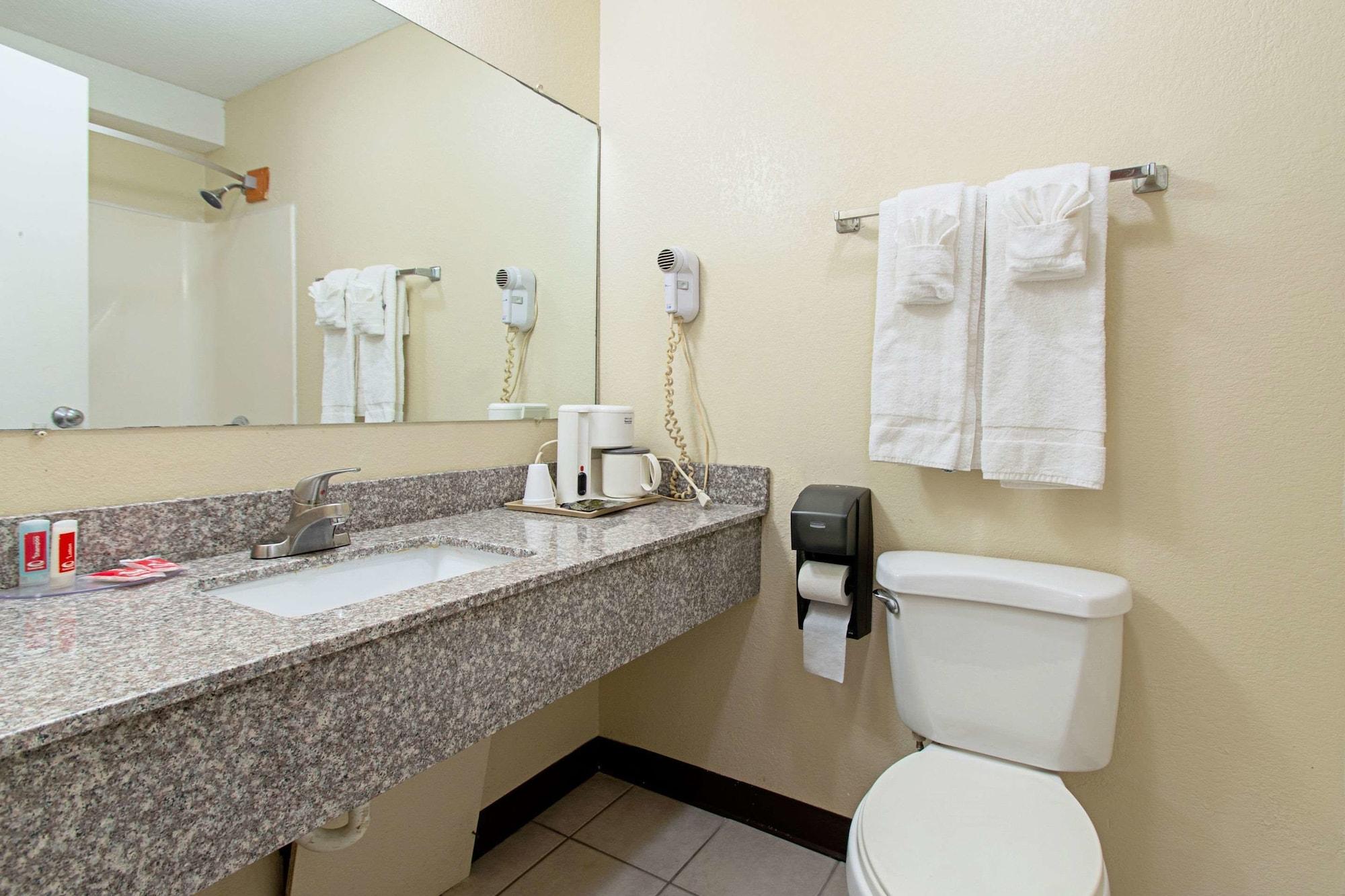 Econo Lodge Utica Bagian luar foto