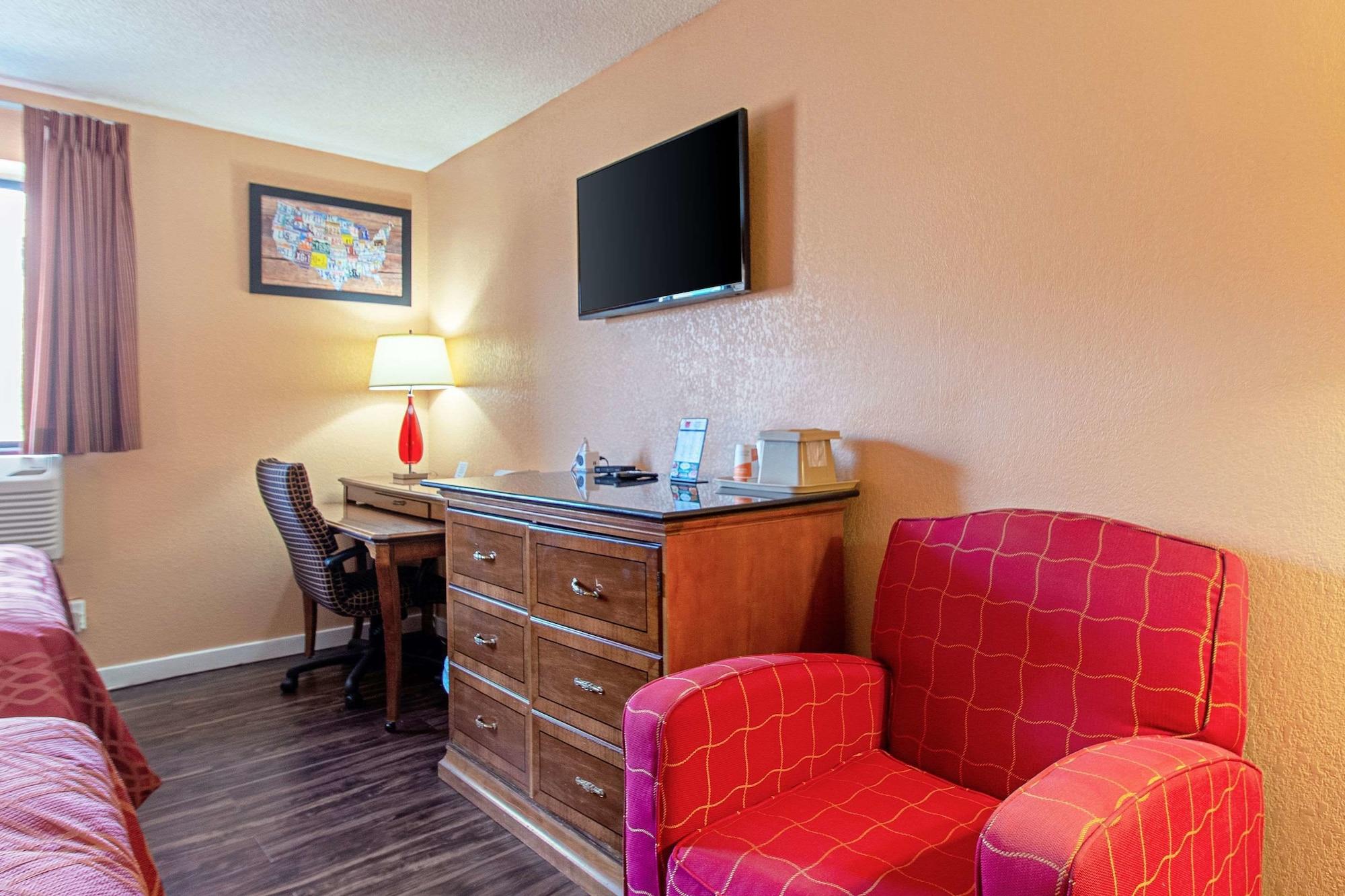 Econo Lodge Utica Bagian luar foto