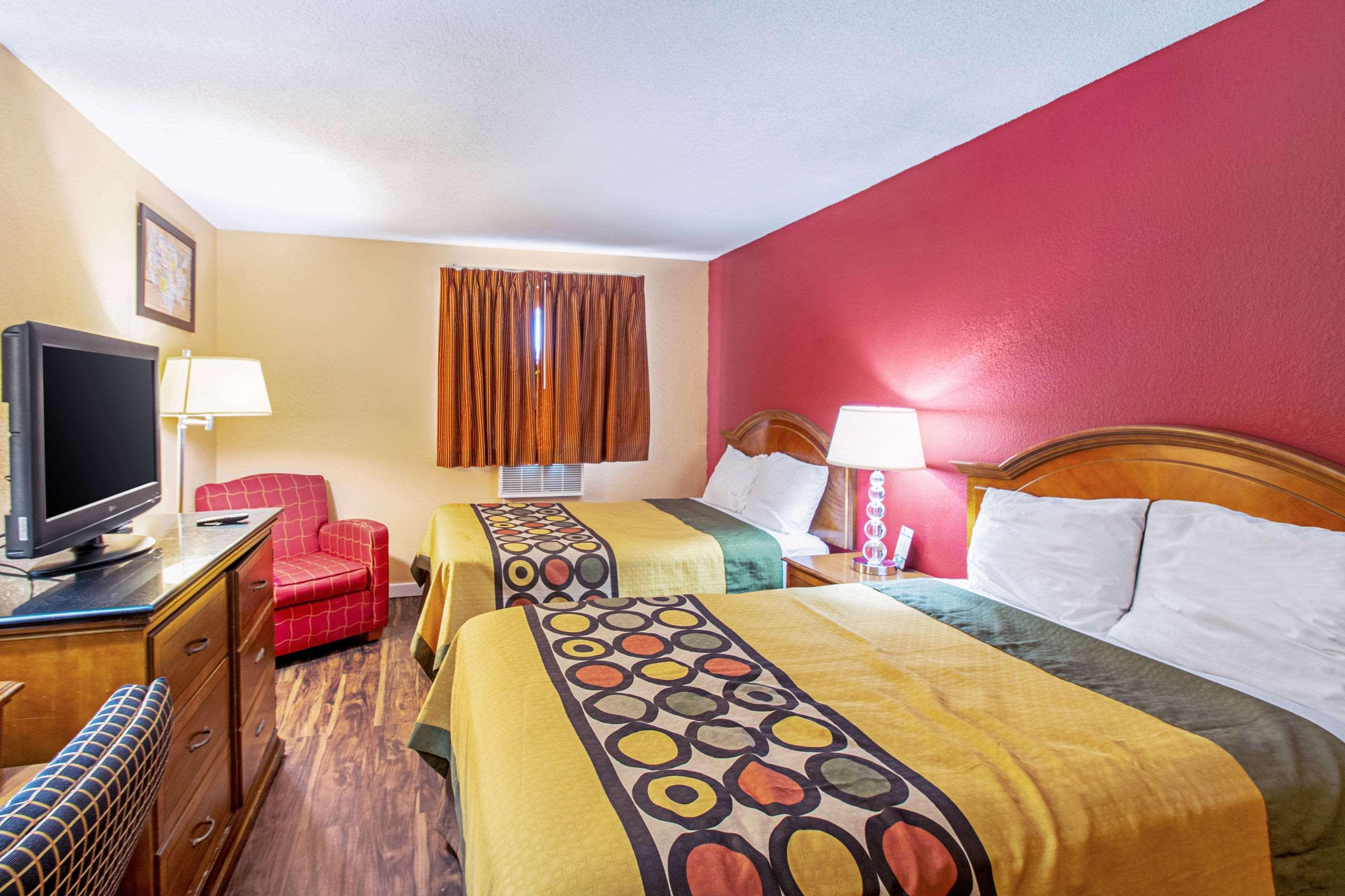 Econo Lodge Utica Bagian luar foto