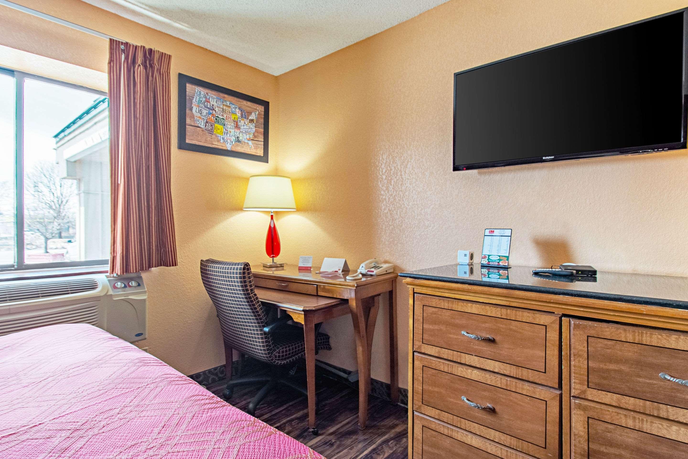 Econo Lodge Utica Bagian luar foto