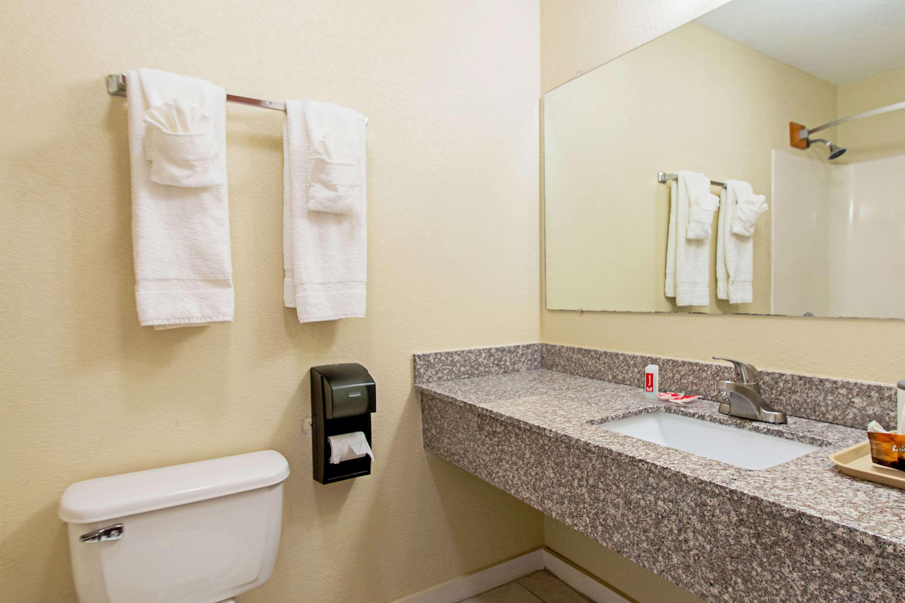 Econo Lodge Utica Bagian luar foto