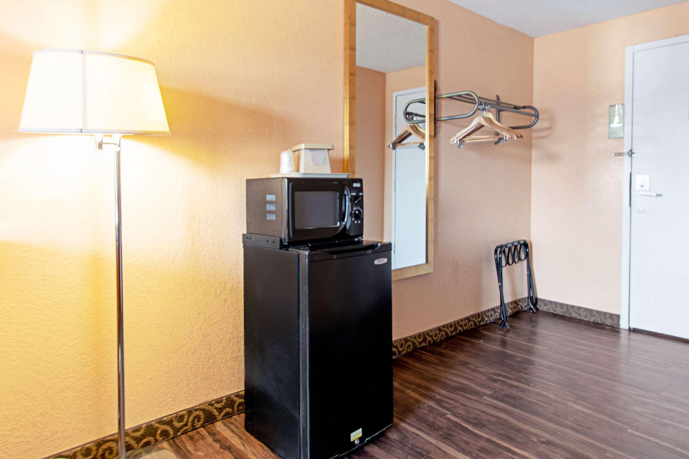 Econo Lodge Utica Bagian luar foto