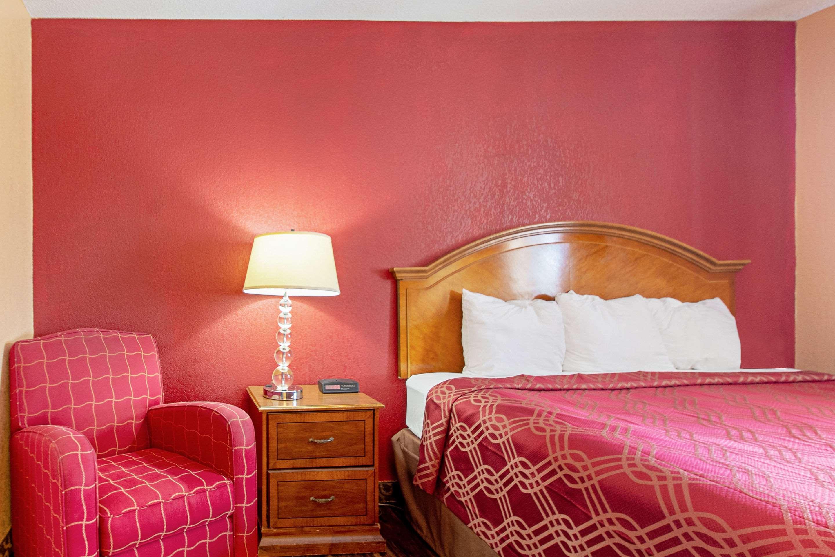 Econo Lodge Utica Bagian luar foto