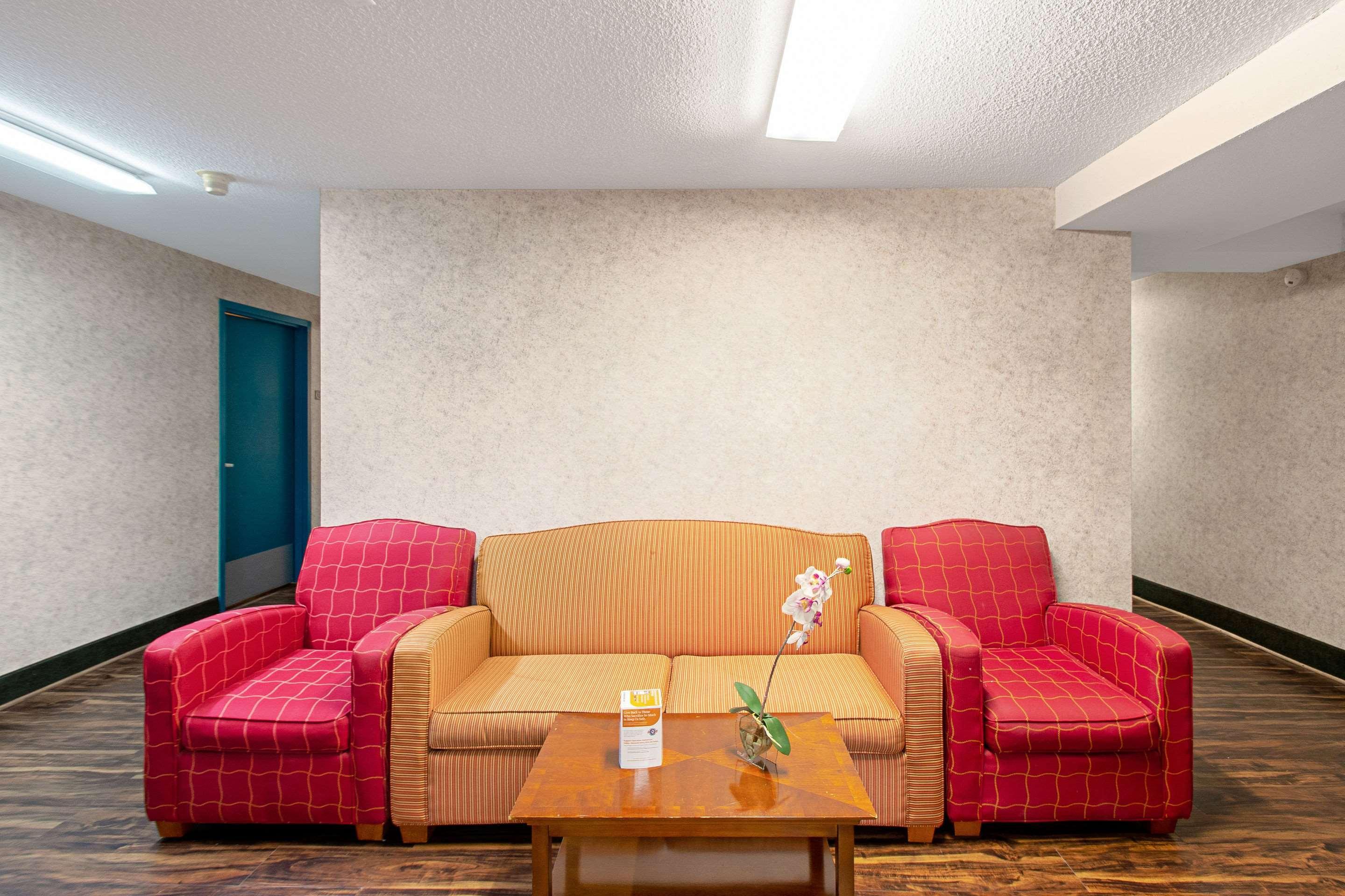 Econo Lodge Utica Bagian luar foto