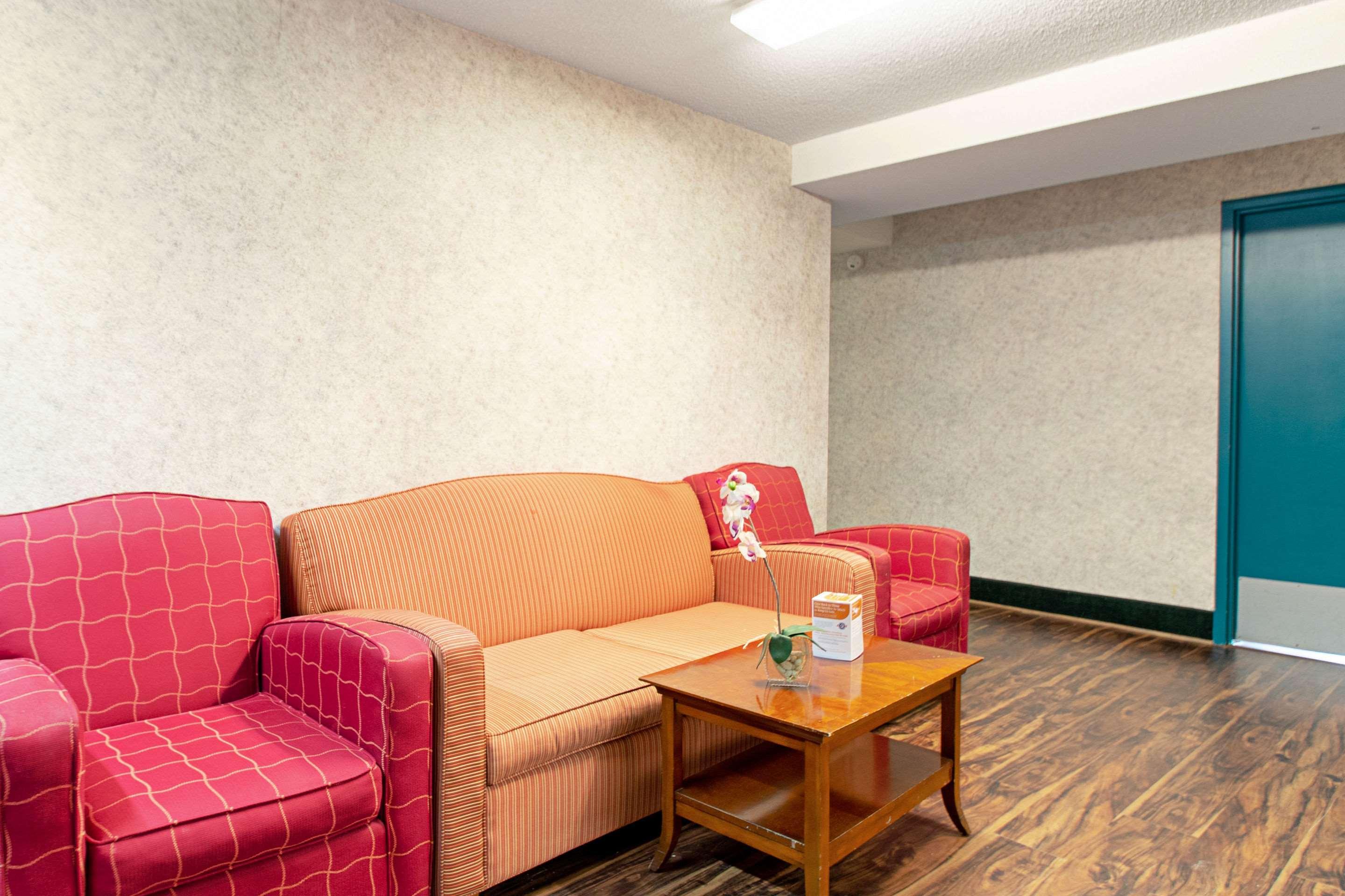 Econo Lodge Utica Bagian luar foto