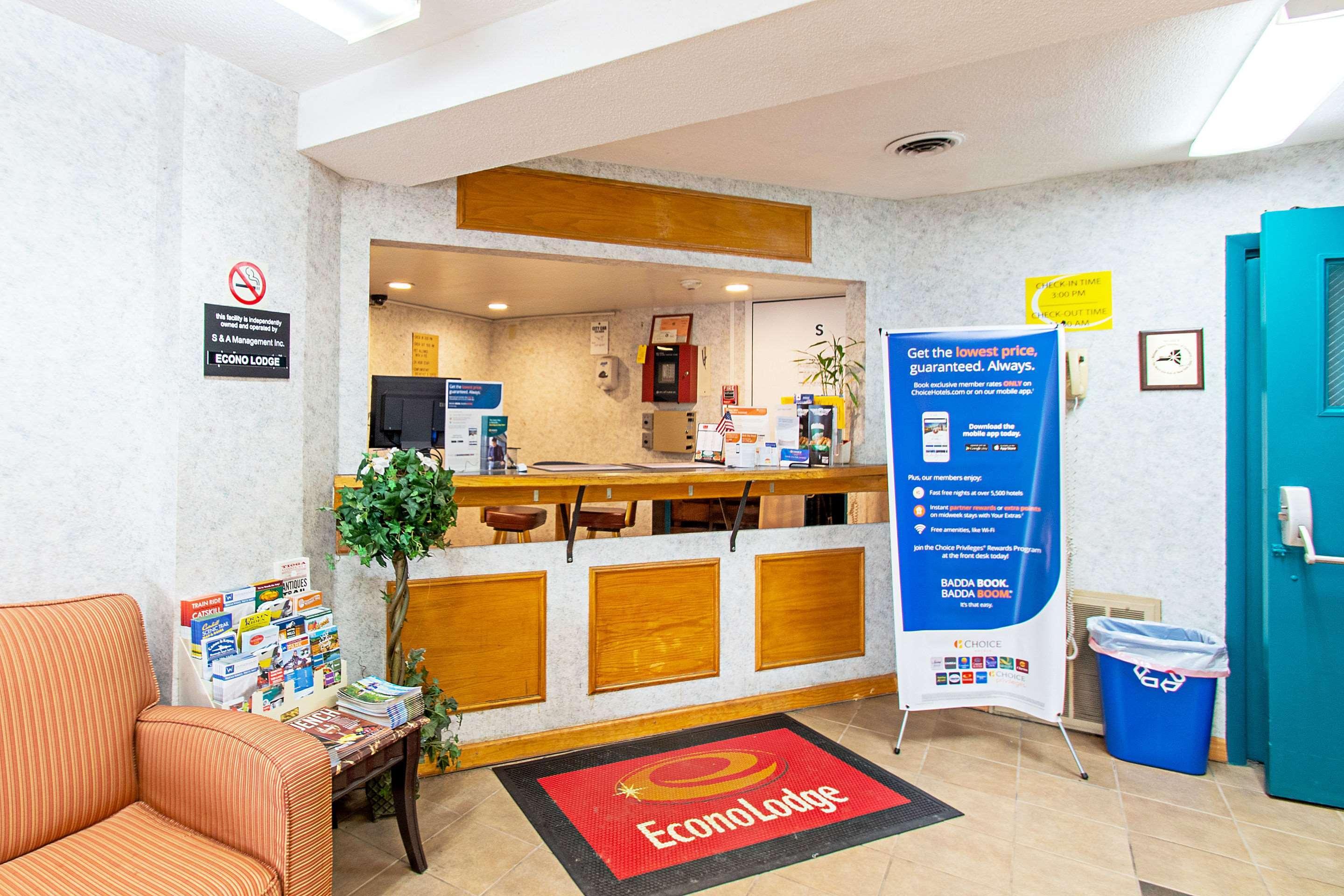 Econo Lodge Utica Bagian luar foto