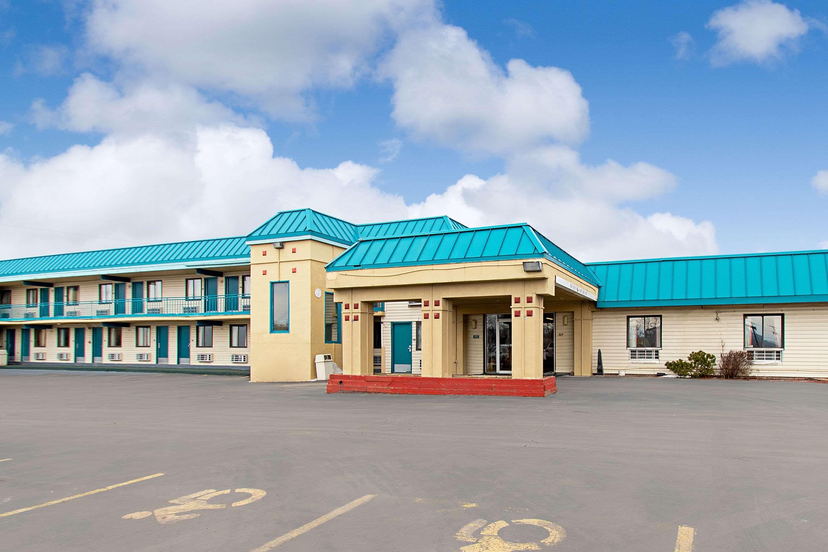 Econo Lodge Utica Bagian luar foto