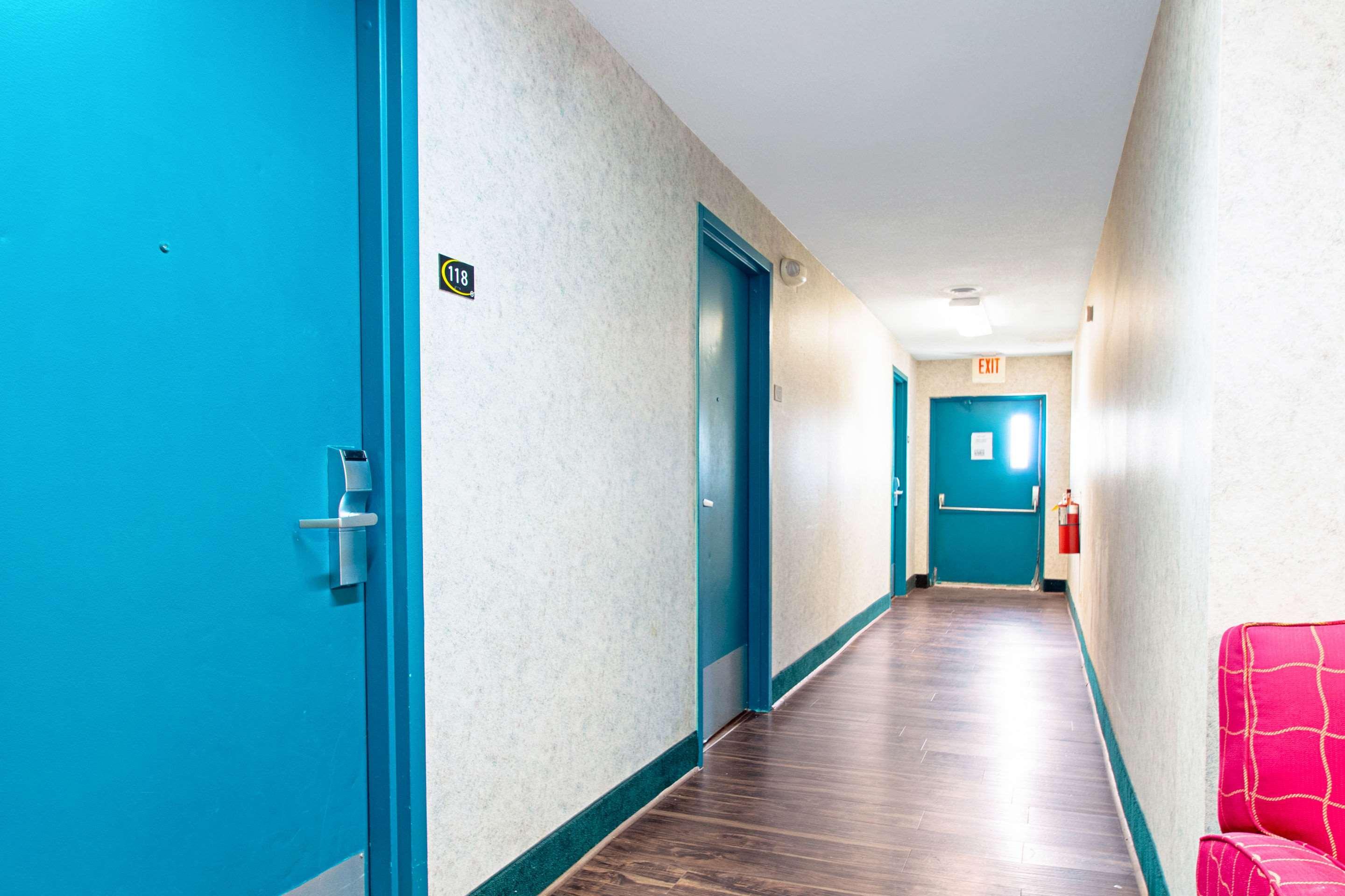 Econo Lodge Utica Bagian luar foto