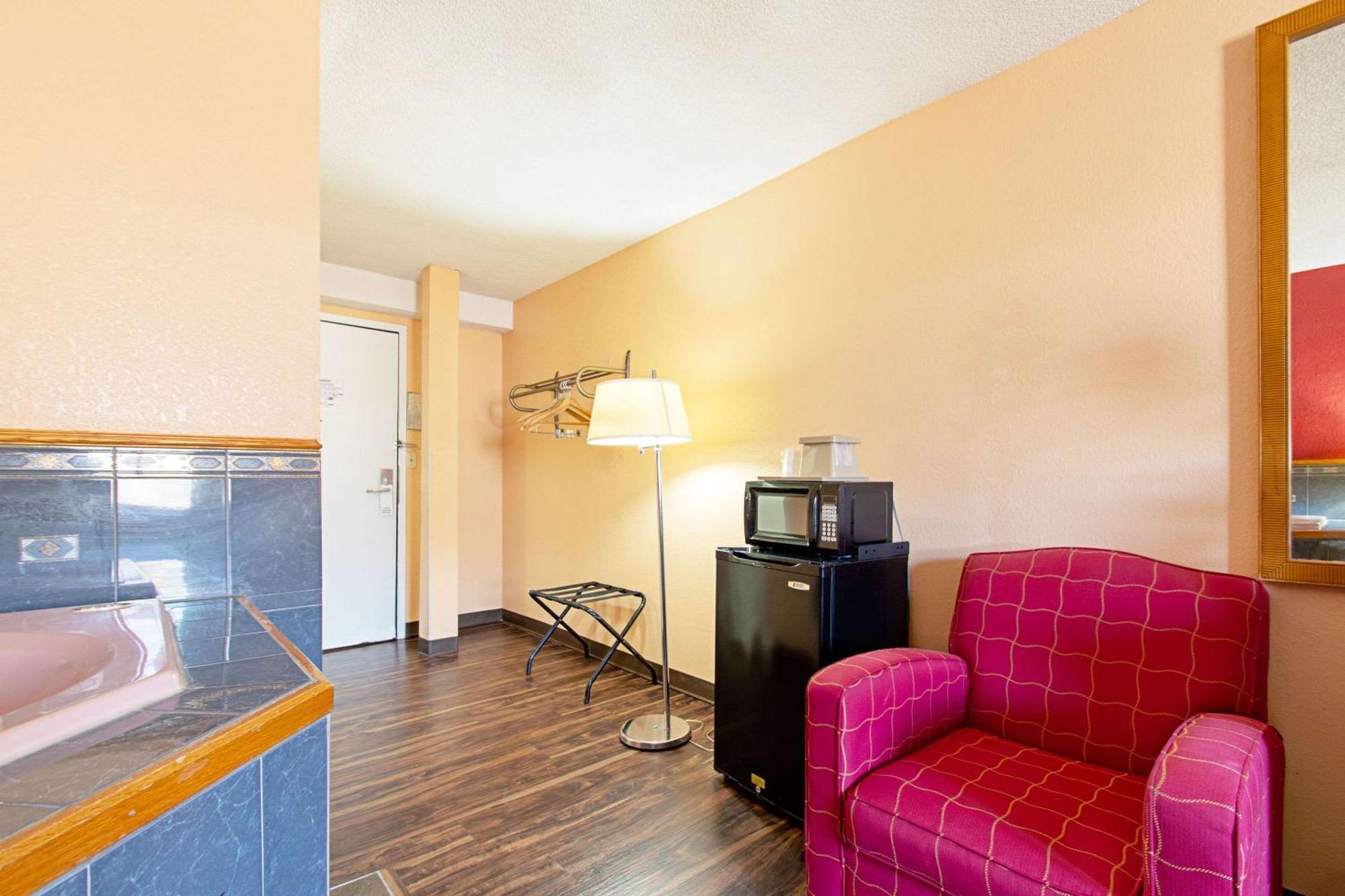 Econo Lodge Utica Bagian luar foto