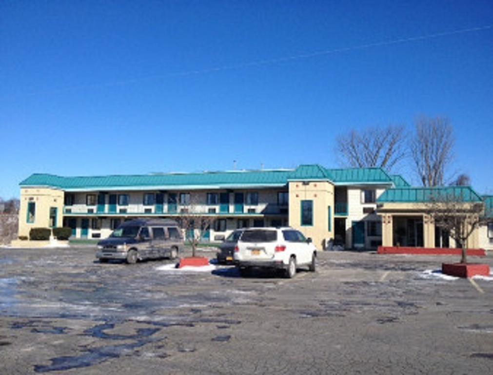 Econo Lodge Utica Bagian luar foto