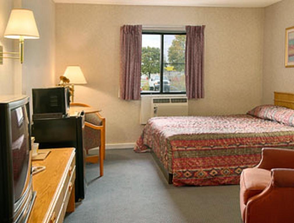 Econo Lodge Utica Bagian luar foto