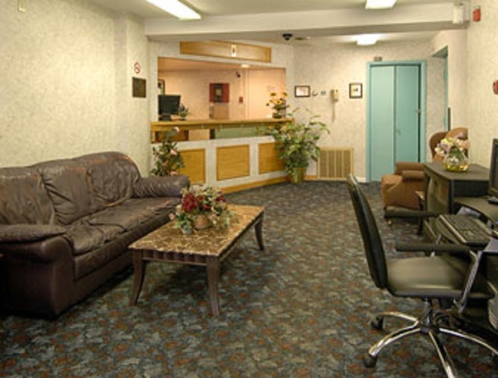Econo Lodge Utica Bagian luar foto