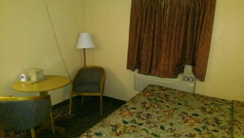 Econo Lodge Utica Bagian luar foto