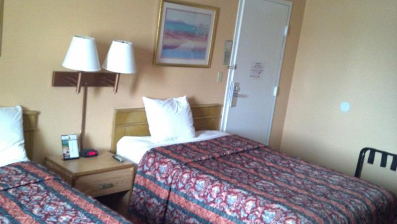 Econo Lodge Utica Bagian luar foto