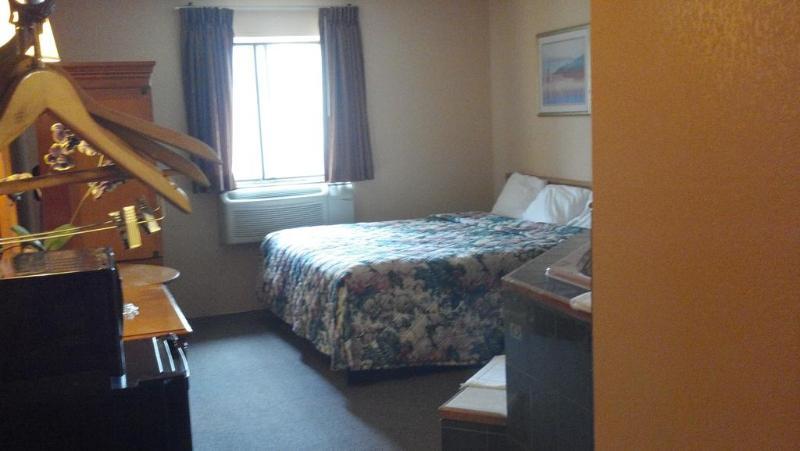 Econo Lodge Utica Bagian luar foto