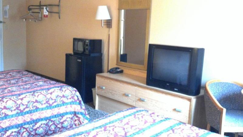 Econo Lodge Utica Bagian luar foto