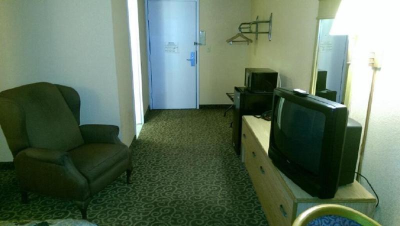 Econo Lodge Utica Bagian luar foto