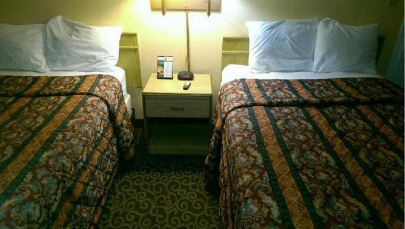 Econo Lodge Utica Bagian luar foto