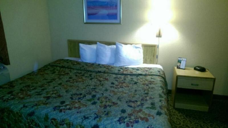 Econo Lodge Utica Bagian luar foto