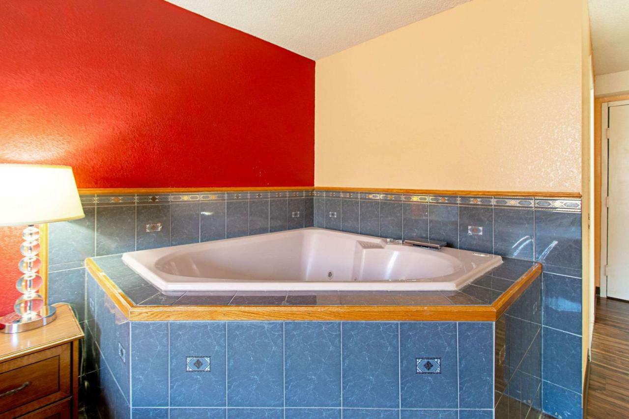 Econo Lodge Utica Bagian luar foto